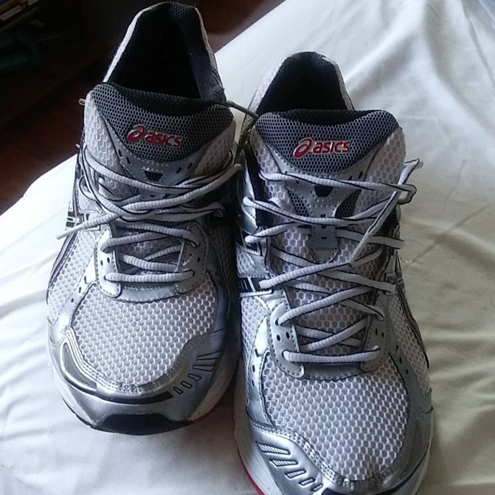 Asics Gel like new. Sz 11